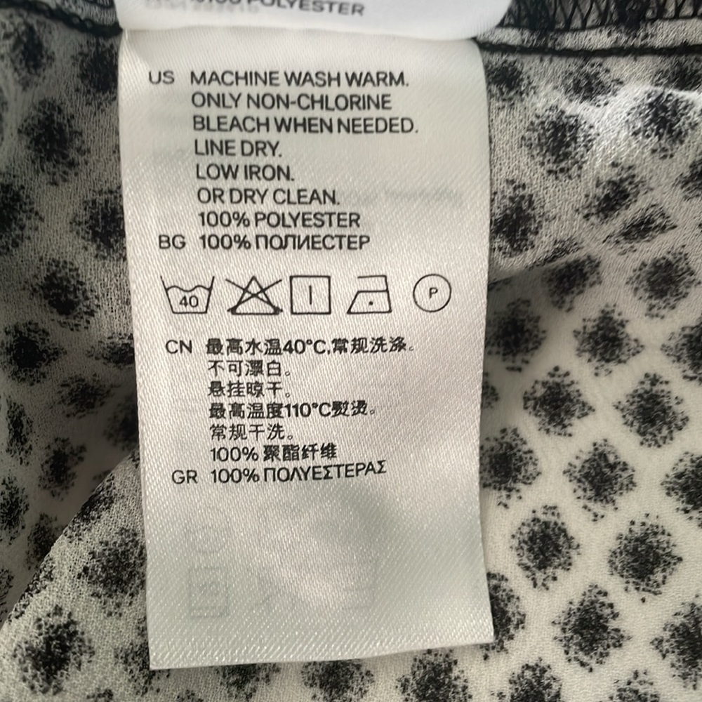 H&M blouse size 2 black & white print V neck button down long sleeve w/ elastic - Picture 8 of 11